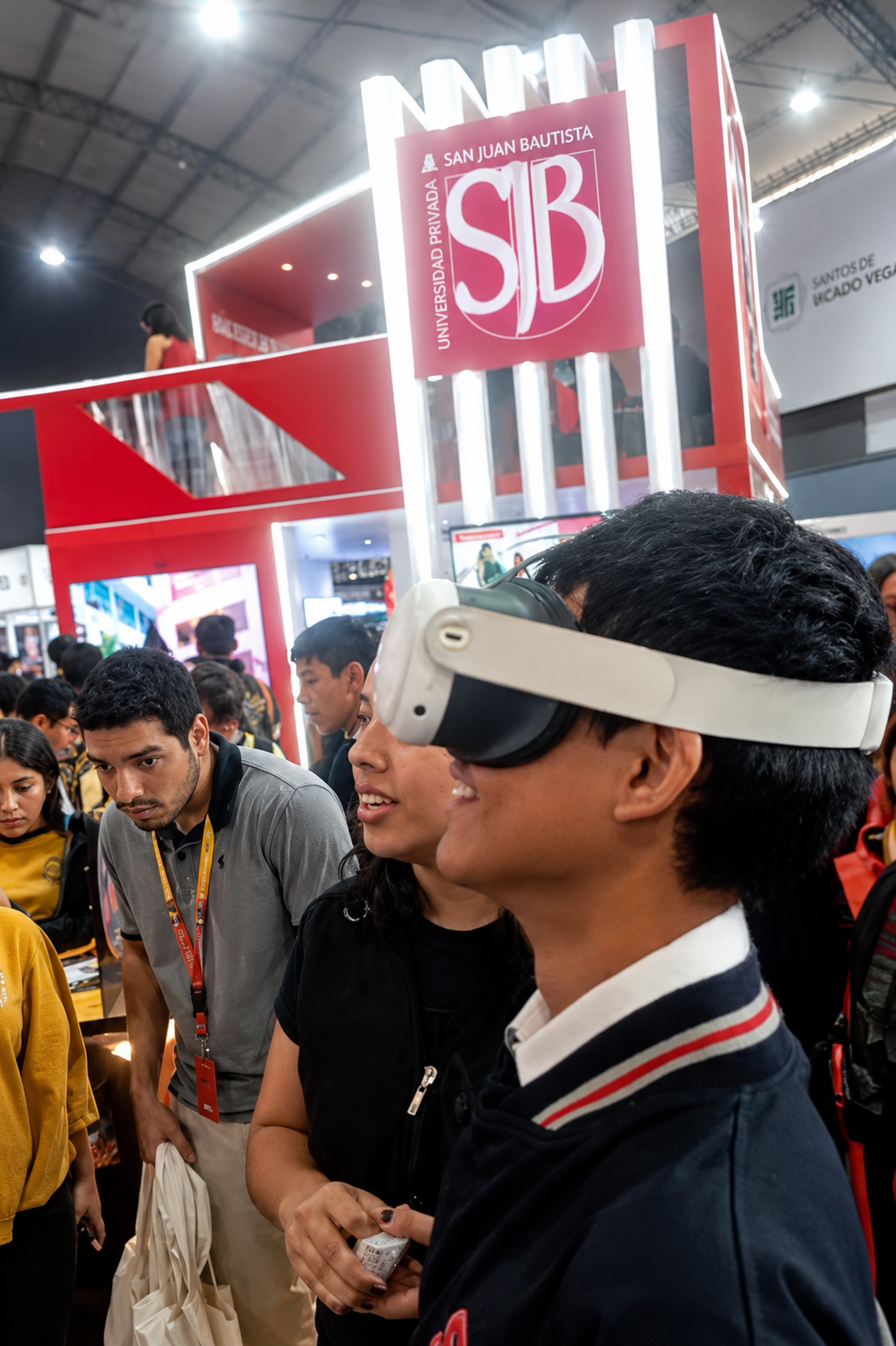 Joven viviendo experiencia de realidad virtual